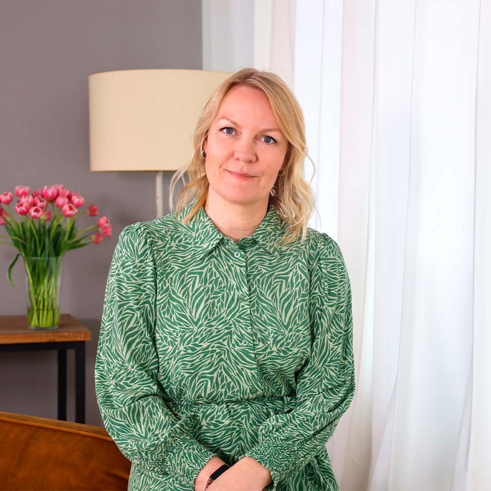 Frau die sich für zyklusbewusste Ernährung und Hormonbalance einsetzt.