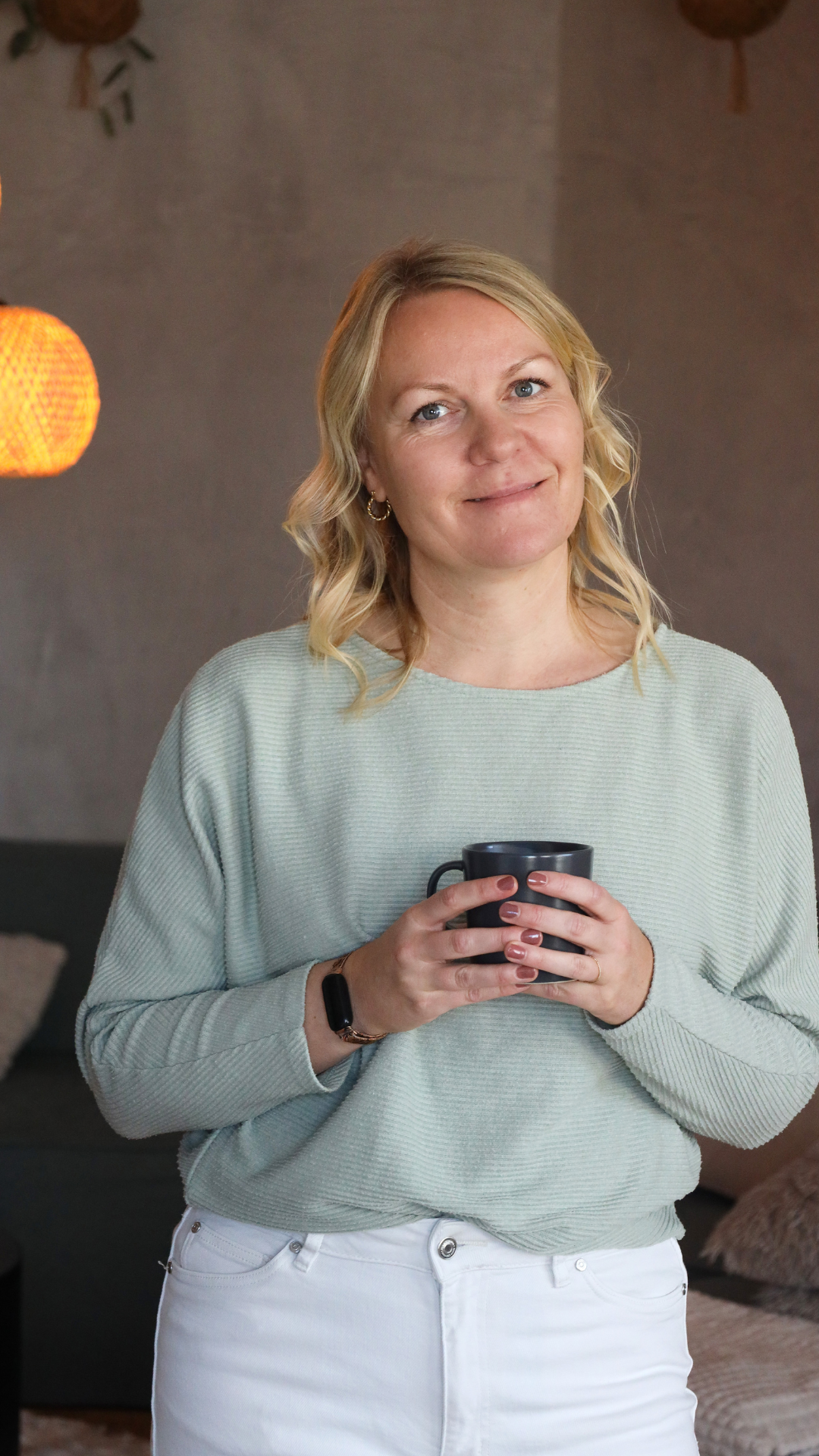 Zyklusbewusste Ernährung für Frauen von der Gründerin mit Kaffeetasse in der Hand
