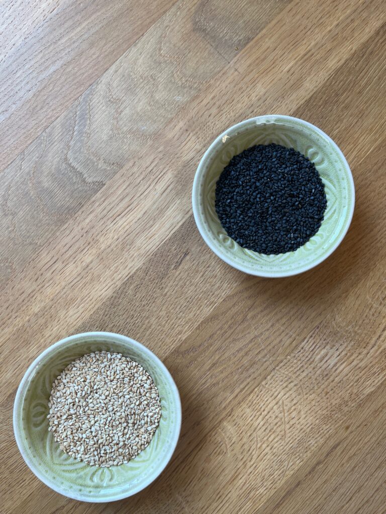 Schwarzer Sesam und weißer Sesam im Vergleich – Unterschied der Sesamsorten